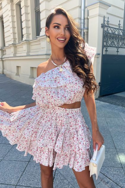 KOMPLET BLUZKA + SPÓDNICZKO-SPODENKI LA DIVA MUŚLIN W RÓŻOWE KWIATY