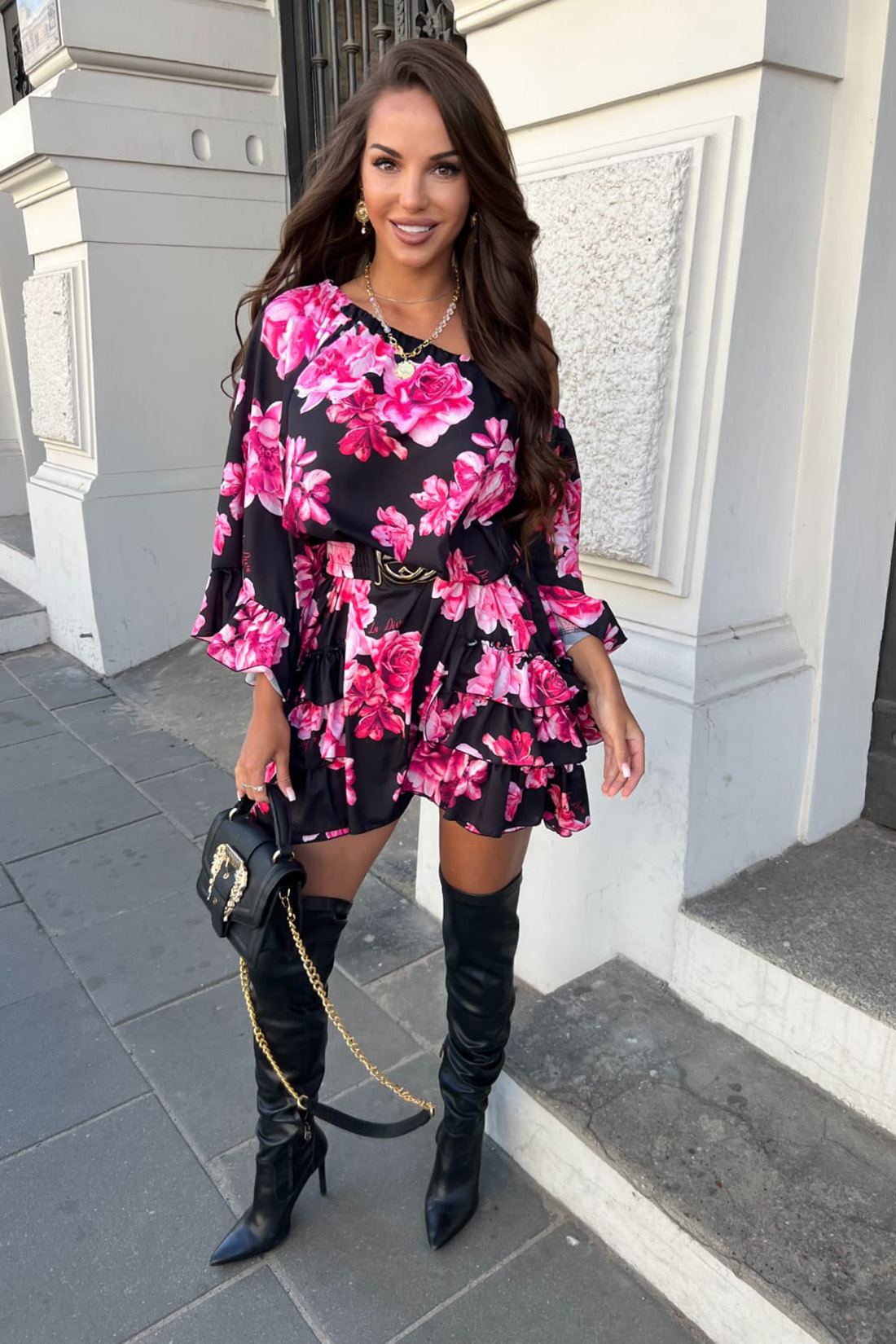 SUKIENKA Z PASKIEM LA DIVA CZARNA W KWIATY - obrazek 3