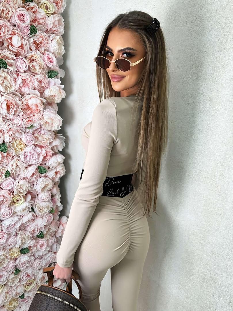 KOMPLET TOP GUMA + LEGGINSY LA DIVA BEŻ - obrazek 2