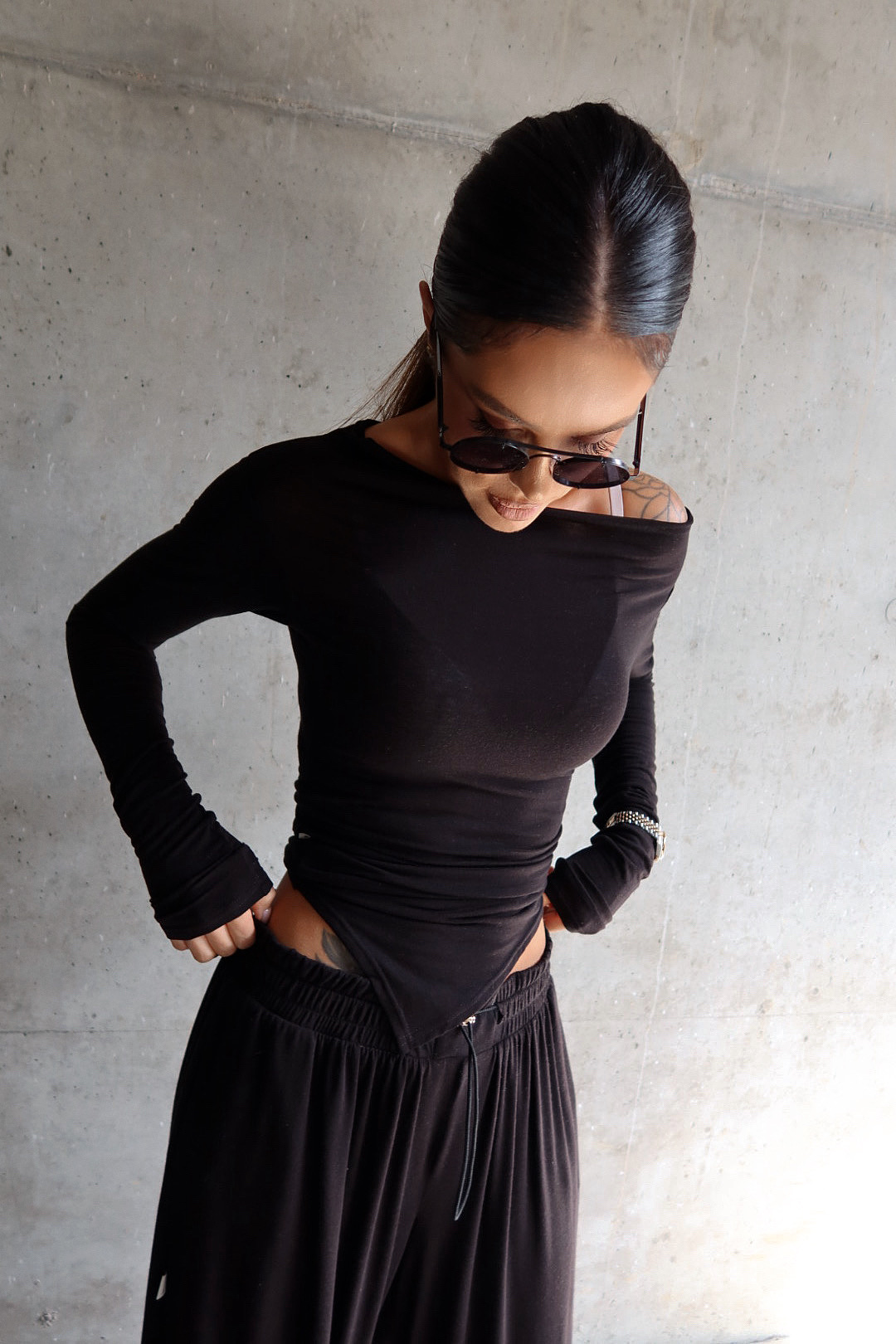 Top HUGGIE czarny LAMANUEL - obrazek 2