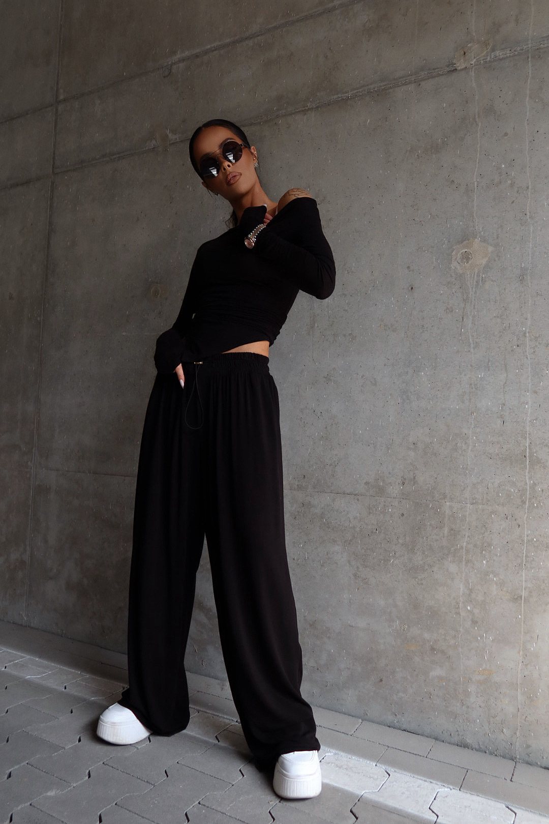 Top HUGGIE czarny LAMANUEL - obrazek 5